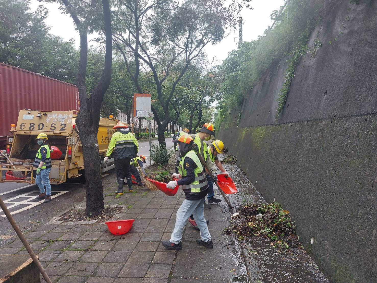 康芮颱風過境 桃園各區清潔中隊全體動員 儘速恢復市容環境整潔1.jpg